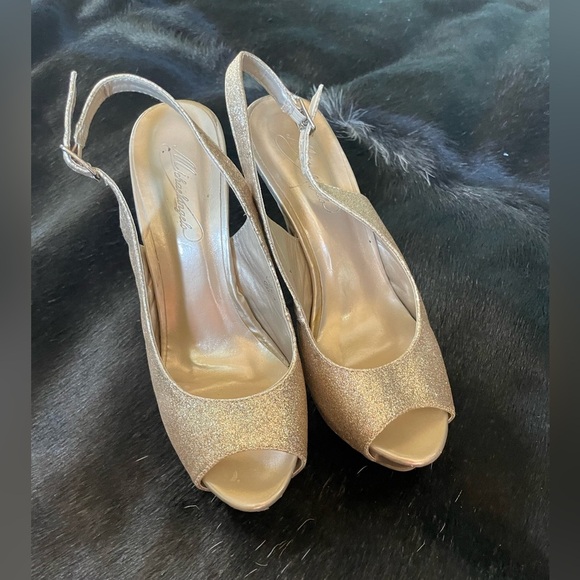 Michelangelo Gold High Heels Stilettos Peep Toe Size 7.5 2.5 In Heel Prom - Picture 6 of 6